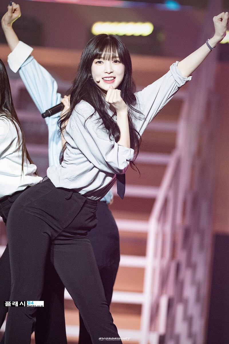 220430-Oh-My-Girl-s-Arin-at-7th-Anniversary-Fanmeeting-documents-7.jpg