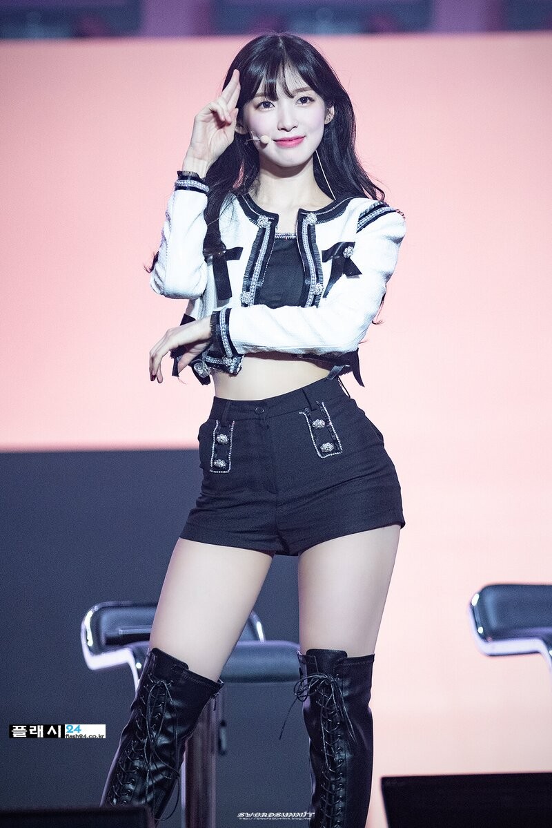 220430-Oh-My-Girl-s-Arin-at-7th-Anniversary-Fanmeeting-documents-1.jpg