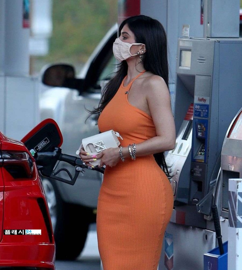 Kylie-Jenner-in-Tight-Dress-732.jpg