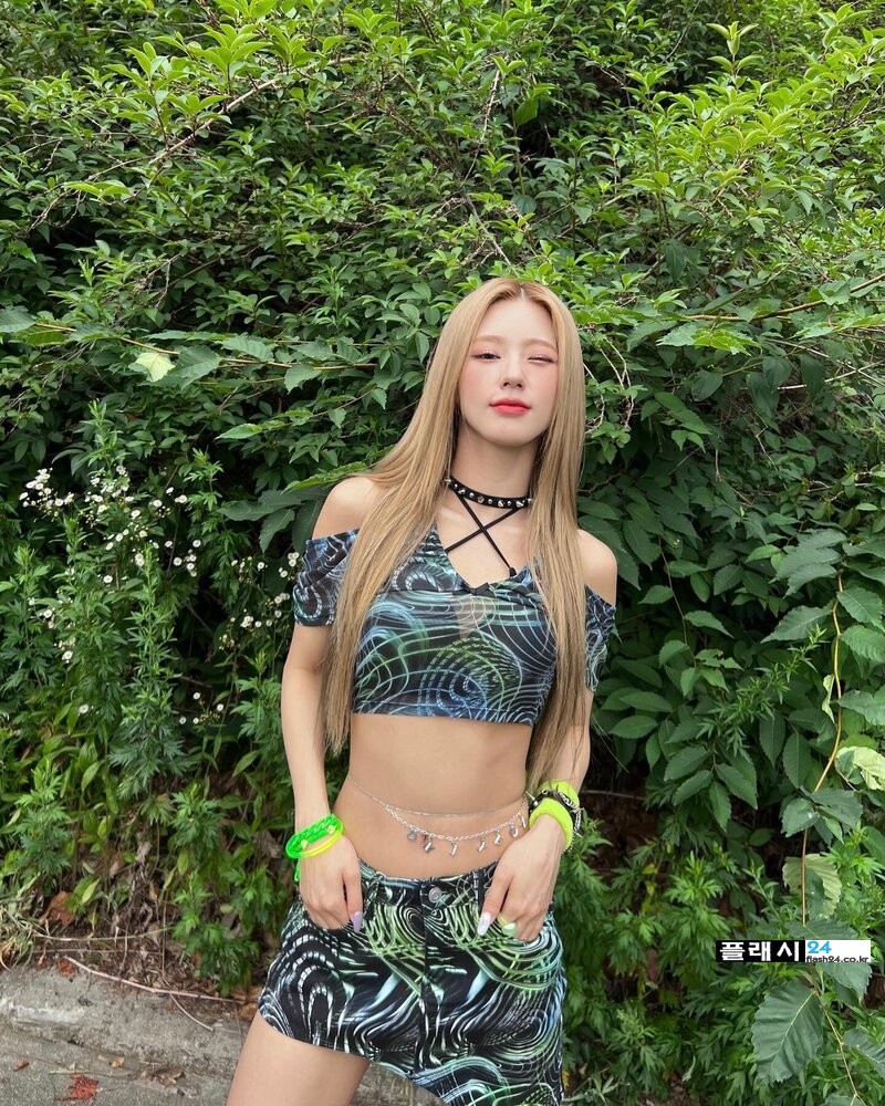220626-G-I-DLE-Miyeon-Instagram-Update-2022-Waterbomb-Festival-documents-4.jpg