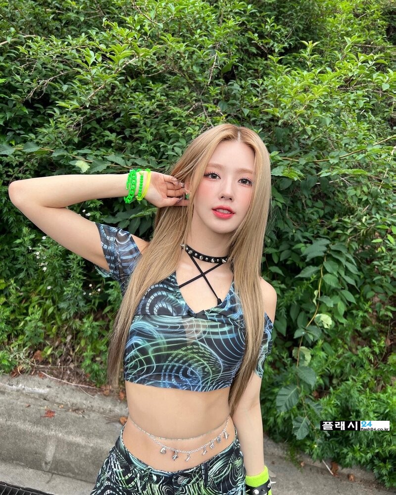 220626-G-I-DLE-Miyeon-Instagram-Update-2022-Waterbomb-Festival-documents-1.jpg