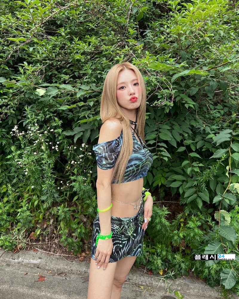 220626-G-I-DLE-Miyeon-Instagram-Update-2022-Waterbomb-Festival-documents-3.jpg