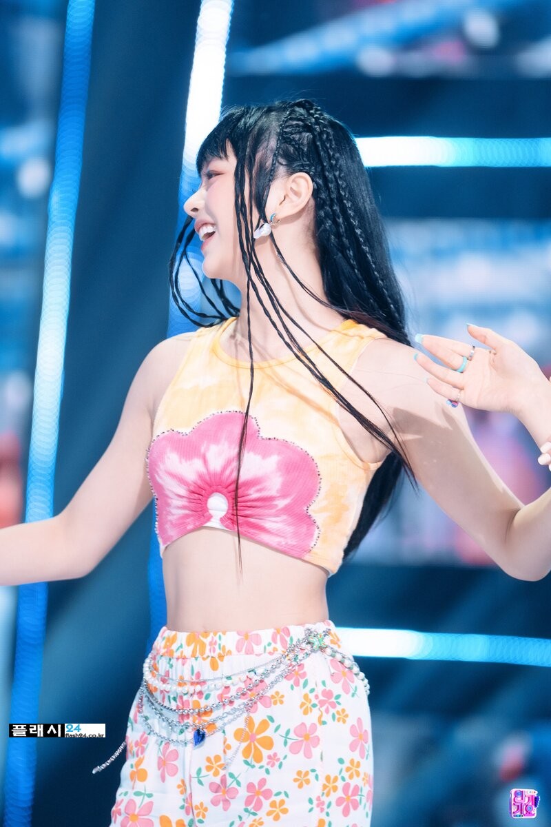 220821-NewJeans-Hanni-Attention-at-Inkigayo-documents-5(1).jpg