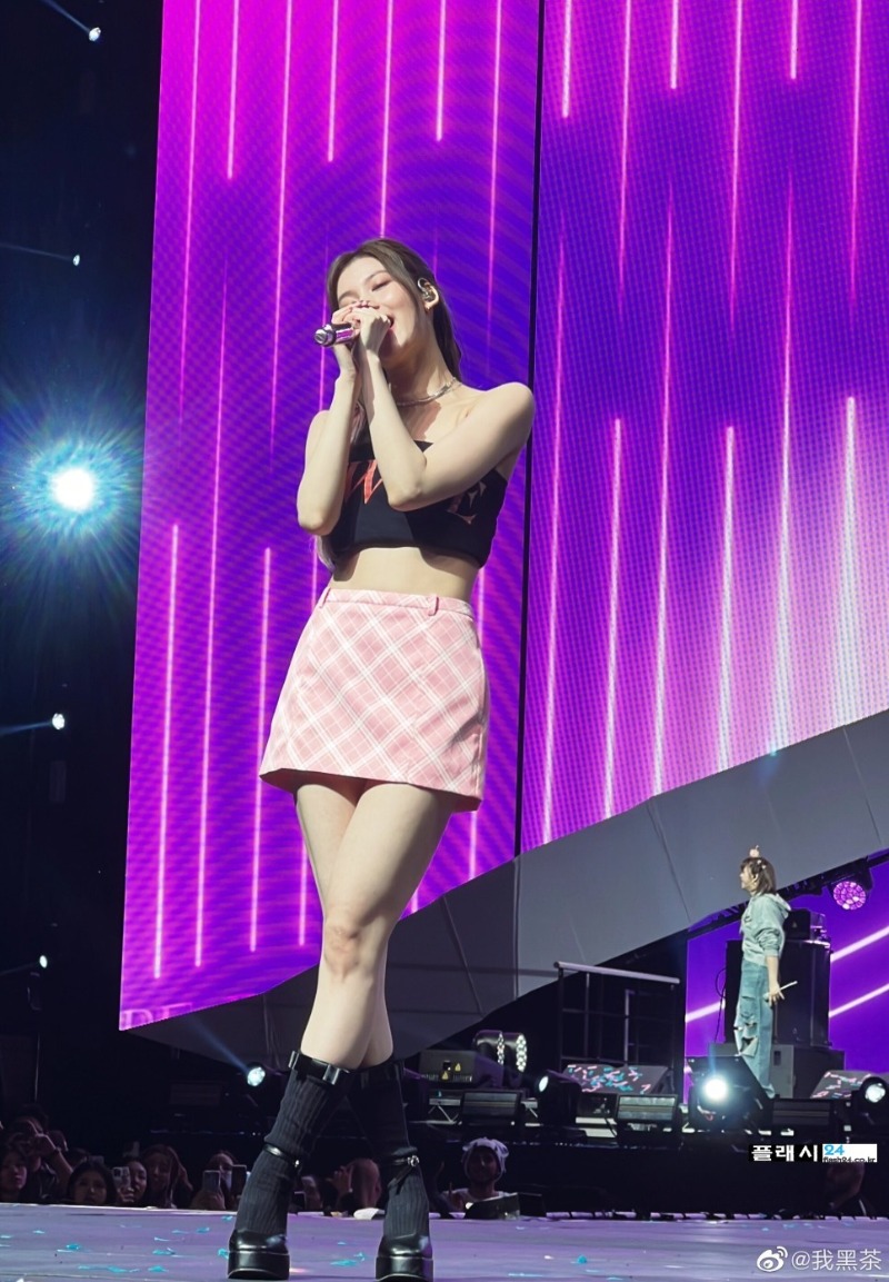 230503-TWICE-Sana-12.jpg