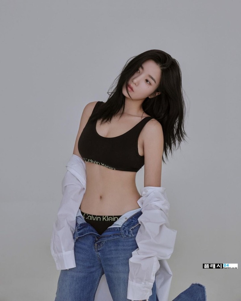 Kwon-Eunbi-Calvin-Klein-4.jpg