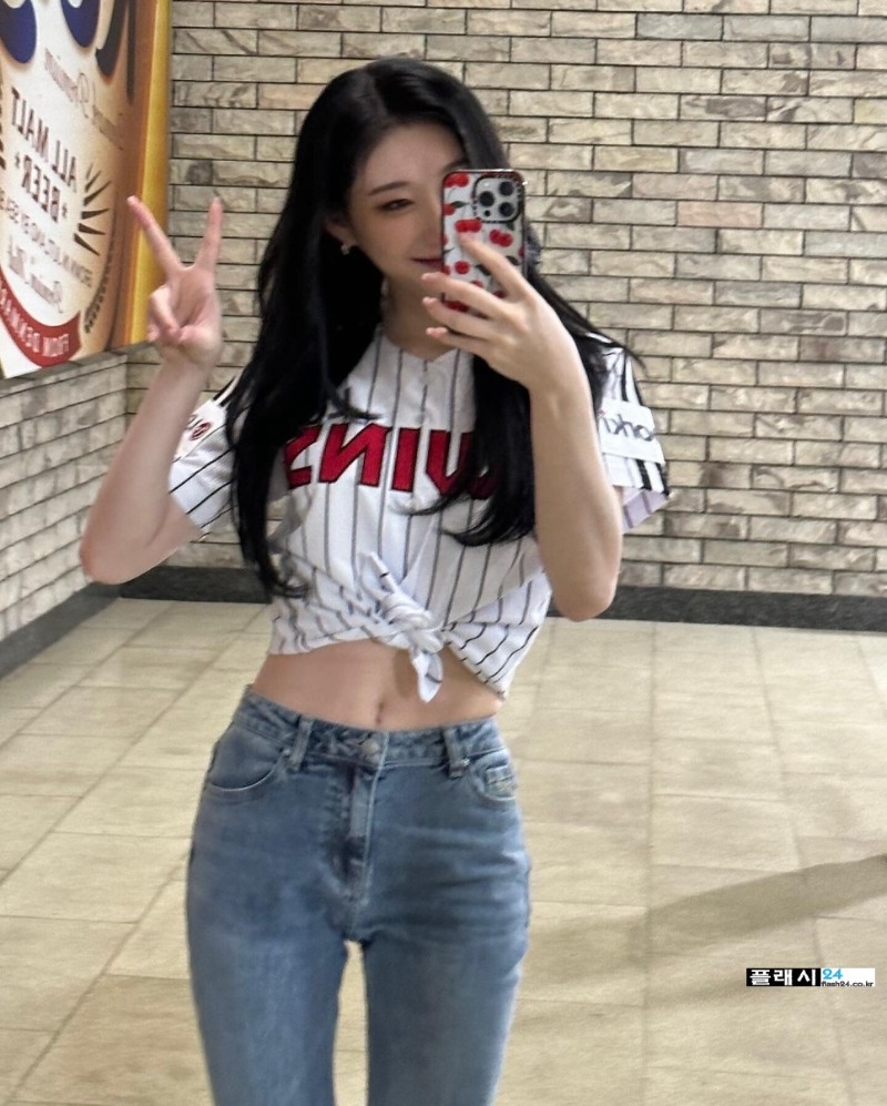 230916-ITZY-CHAERYEONG-Instagram-1.jpg