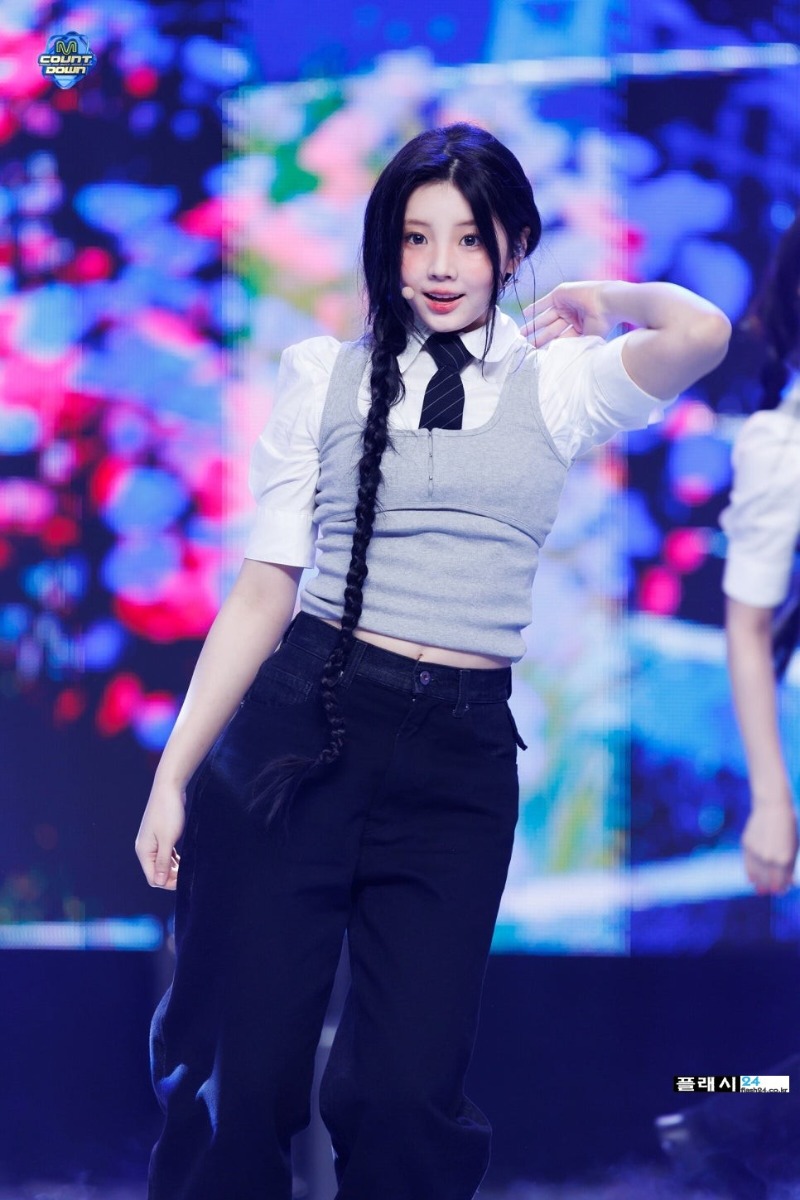 240328-ILLIT-Wonhee-Magnetic-and-My-World-at-M-Countdown-17.jpg