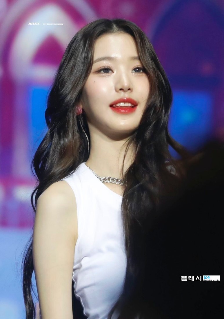 230617-IVE-WONYOUNG-The-Prom-Queens-in-Manila-4.jpg