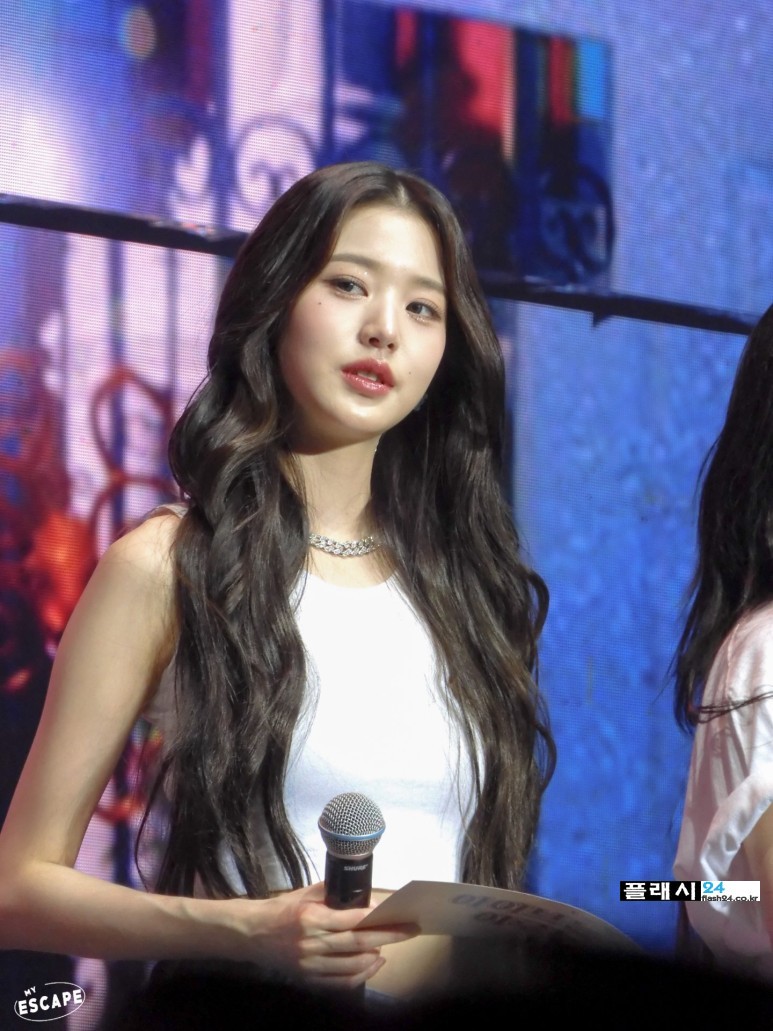 230617-IVE-WONYOUNG-The-Prom-Queens-in-Manila-5.jpg