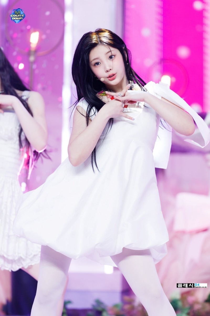 240328-ILLIT-Wonhee-Magnetic-and-My-World-at-M-Countdown-7.jpg