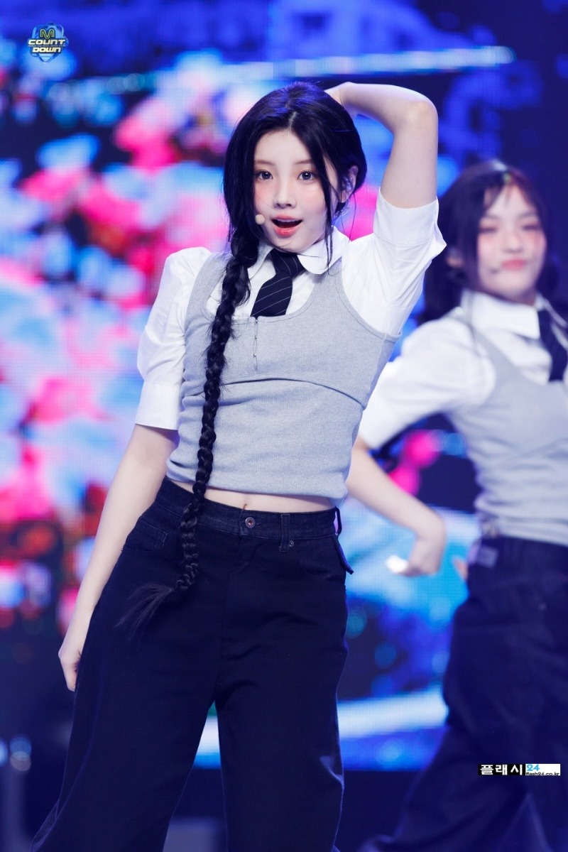 240328-ILLIT-Wonhee-Magnetic-and-My-World-at-M-Countdown-19.jpg