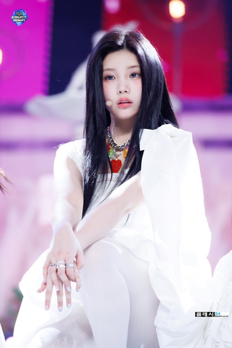 240328-ILLIT-Wonhee-Magnetic-and-My-World-at-M-Countdown-1.jpg