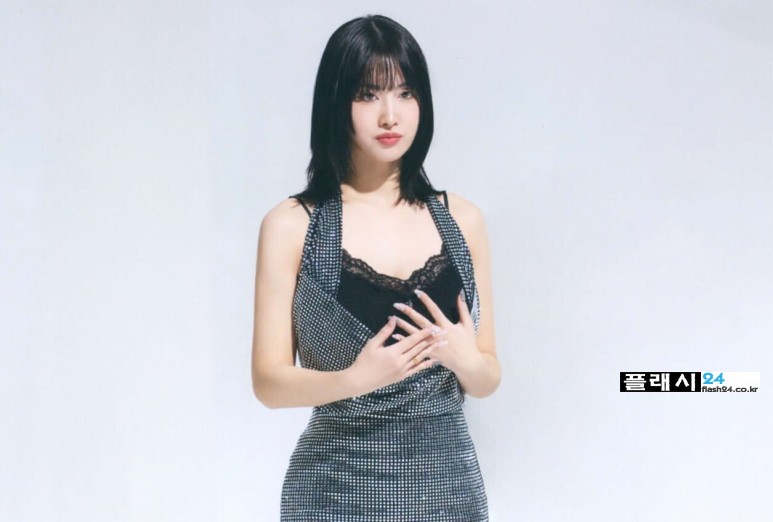 240505-TWICE-MOMO-MONOGRAPH-With-YOU-th-SCANS-9.jpg