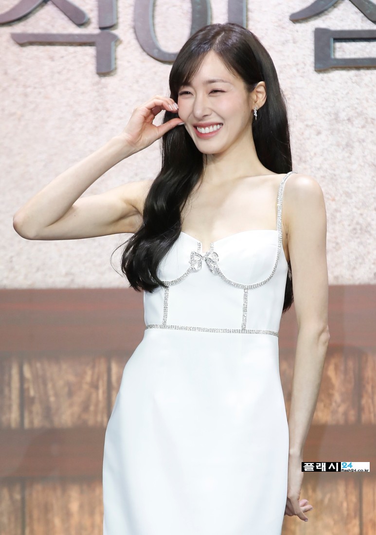 240508-Tiffany-Young-Uncle-Samsik-Production-Press-Conference-2.jpg